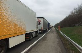 Kamioni i šleperi čekaju osam sati na izlazu iz Srbije