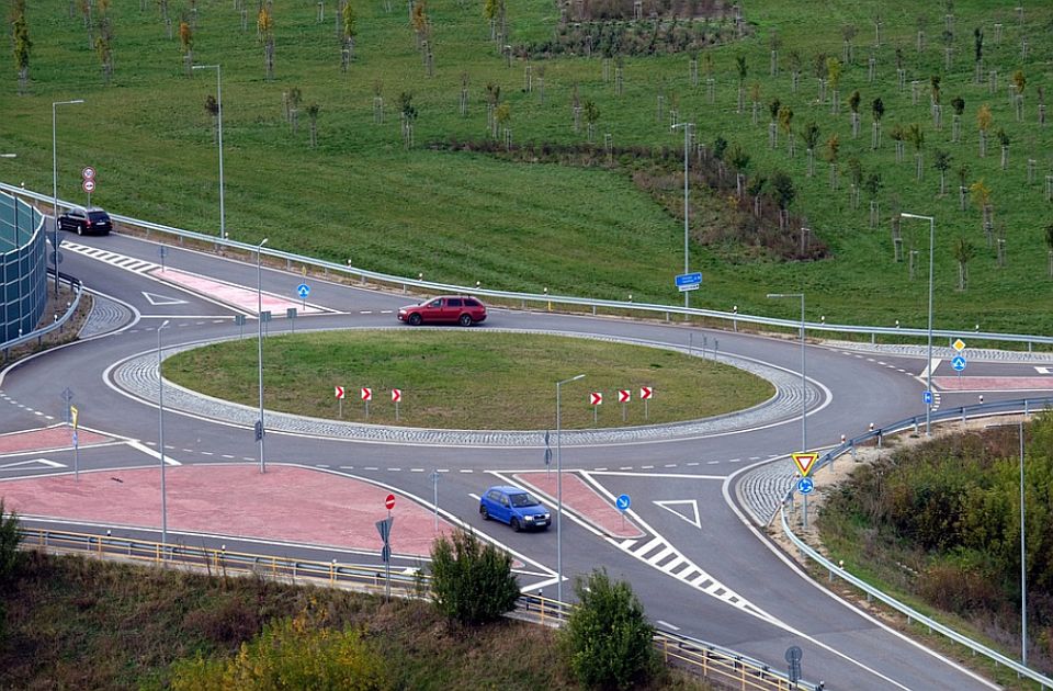 VIDEO: Još jednom za vozače koji ne znaju - kako se vozi u kružnom toku