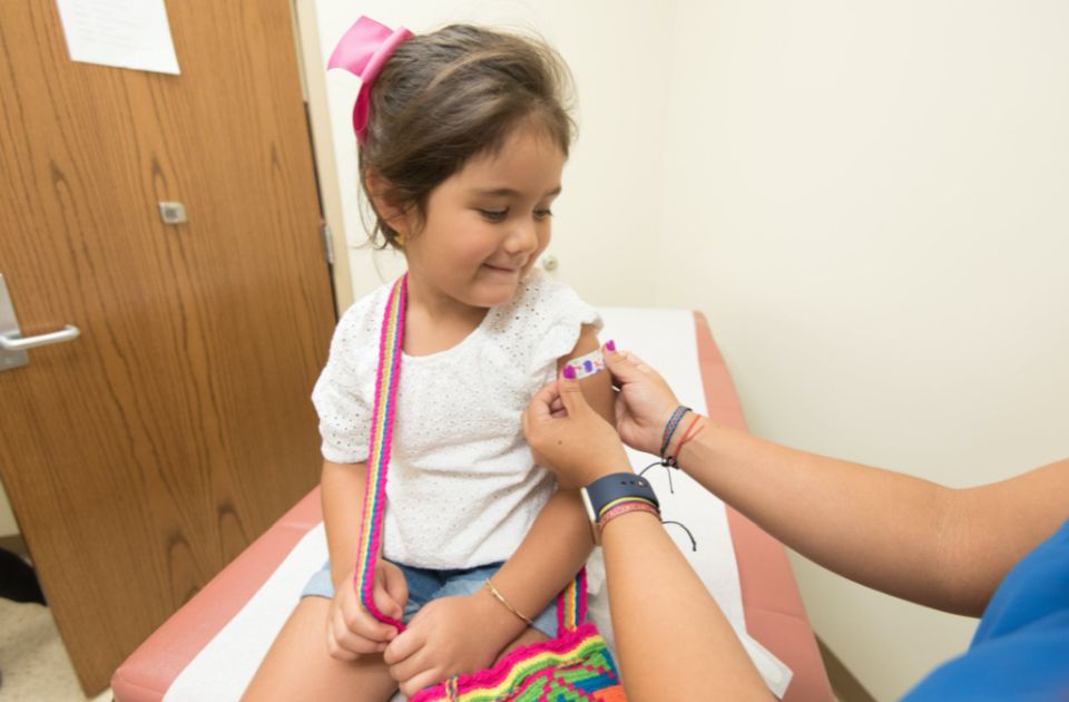 Imunizacija dece u Srbiji: Koje vakcine primaju od rođenja do punoletstva i zbog čega