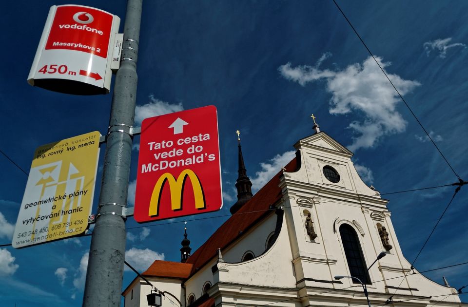 Na današnji dan: Prve fotografije Marsa, preminuo osnivač Mekdonaldsa, rođeni Bergman i Ford