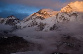 Evakuisane stotine planinara sa zavejanog Mont Everesta