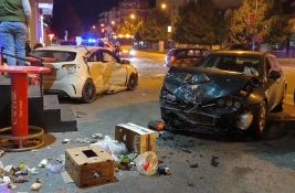 VIDEO: Sudar tri automobila u Temerinskoj, dva završila na trotoaru ispred lokala brze hrane