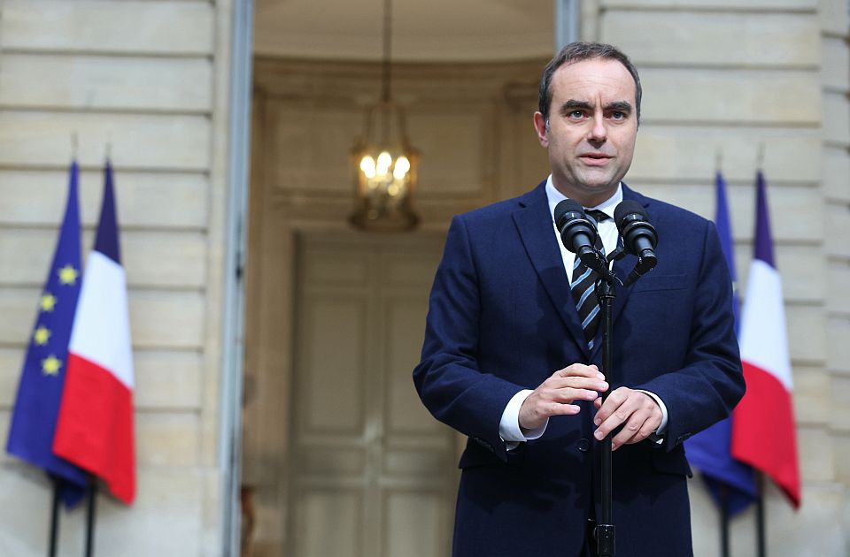 Francuski premijer podneo ostavku: Bio samo mesec dana na toj funkciji