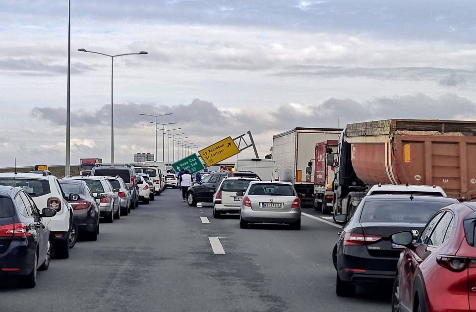 VIDEO: Obustavljen saobraćaj na auto-putu kod Beške, kamion oborio portal sa saobraćajnim znakom