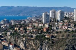 Slučajna prolaznica spasila četvorogodišnjeg dečaka iz stana u kojem je izbio požar u Rijeci