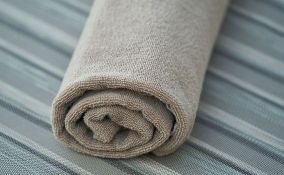 Profesorka tokom onlajn ispitivanja tražila da se učenici pokriju peškirom, roditelji je prijavili