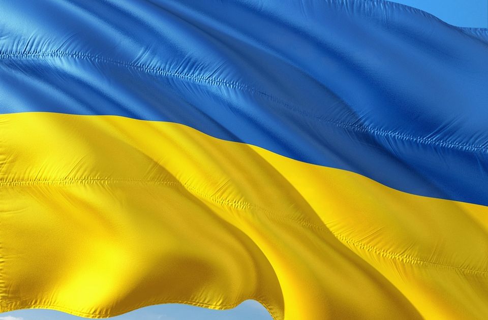 Nakon izjave Zelenskog, uklonjena ogromna zastava Ukrajine koja je bila postavljena u centru Prištine