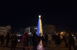 U Kijevu postavljena ukrašena jelka uz poruku 