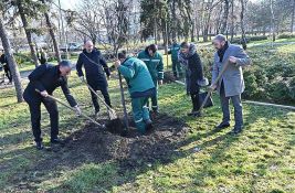 FOTO: Počela sadnja 50 sadnica drveća u Železničkom parku