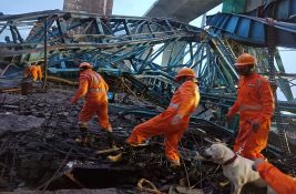 VIDEO: Srušio se kran prilikom izgradnje mosta u Indiji, stradalo najmanje 16 radnika