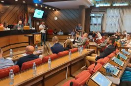 Šta kažu odbornici iz opozicije: Ljuti jer nisu mogli da uđu, ali su protiv 