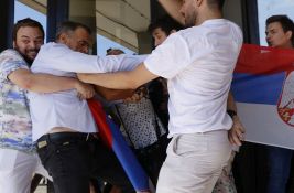 VIDEO: Pogledajte fizički sukob demonstranata sa Mirčićem, ne daju mu da uđe u Skupštinu