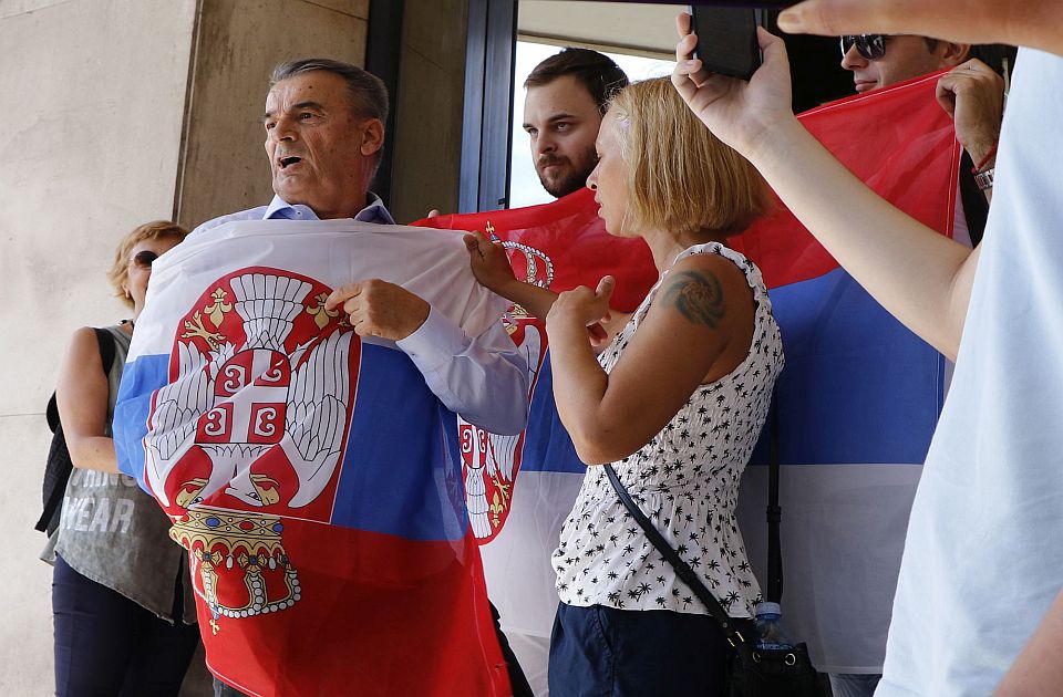 FOTO Kako je izgledao današnji protest protiv "NS na vodi": Koškanje, umotavanje u zastavu...