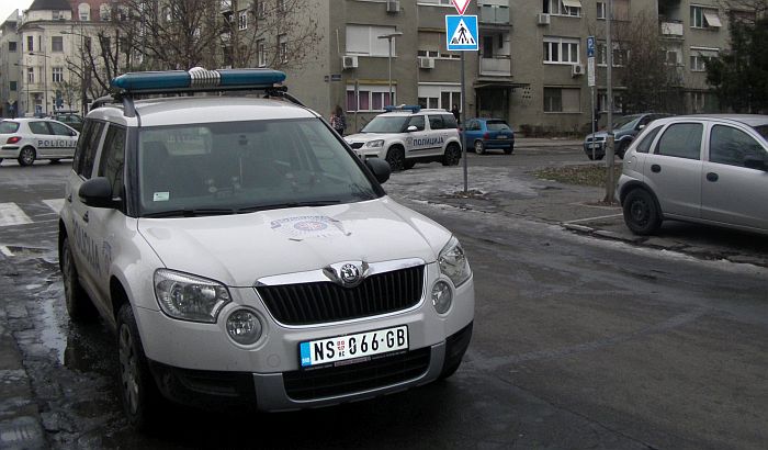 Oteli devetnaestogodišnjaka iz Zmajeva, oduzeli mu sat, 1.000 dinara i tražili da im nabavi 2.000 evra