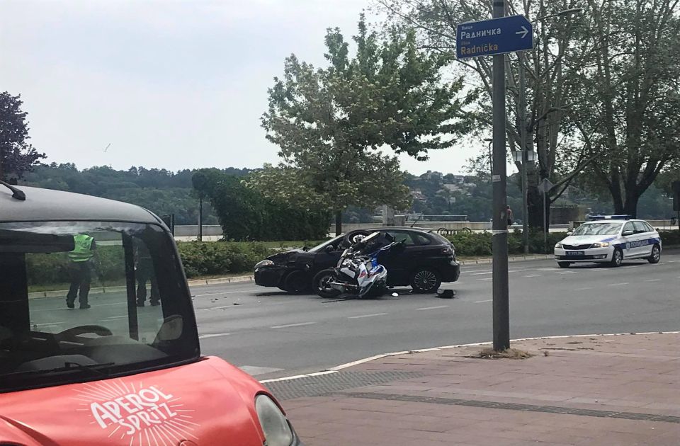 FOTO: Sudar motocikla i automobila na Keju, povređen motociklista