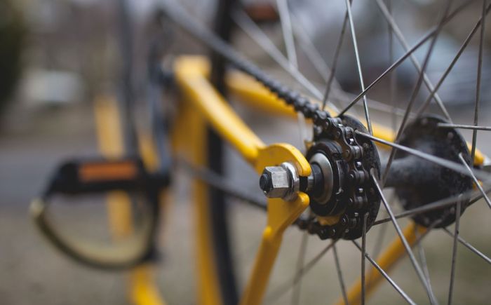 Novosađanin i Zrenjaninac ukrali četiri bicikla iz podruma na Detelinari i muzičke uređaje iz automobila