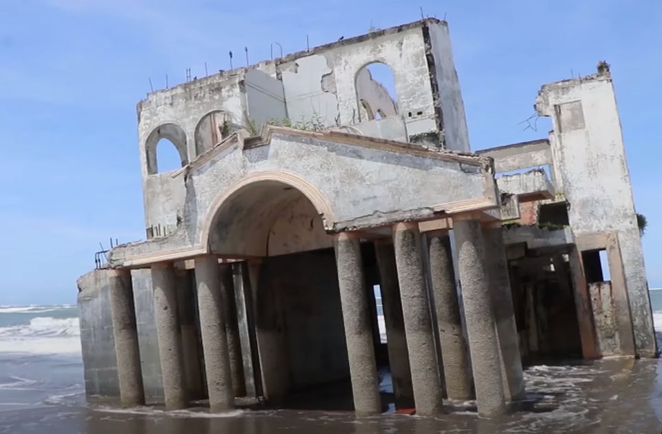 VIDEO: Misteriozna vila nasukana na plaži u Salvadoru