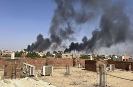 SAD obustavile rad ambasade u Sudanu, Francuska evakuiše svoje državljane
