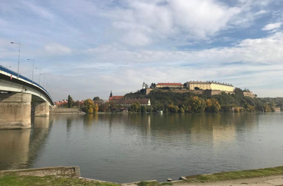 Dva muškarca pala sa bedema Petrovaradinske tvrđave, jedan poginuo, drugi prebačen u KCV