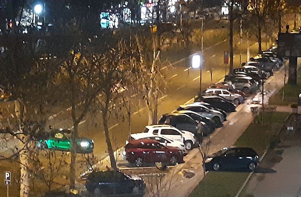 FOTO: Automobil izleteo sa kolovoza na Bulevaru oslobođenja, oštećeno nekoliko parkiranih vozila