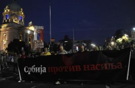  FOTO, VIDEO Hiljade građana na protestu protiv nasilja: Govori i išarana tabla ispred RTS-a