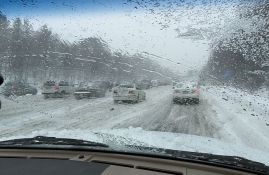 Sneg otežava vožnju, gužve na graničnim prelazima 