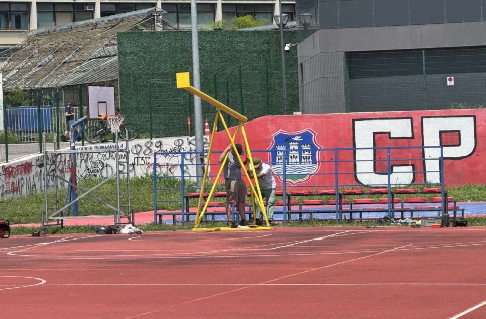 FOTO: Posle dugogodišnje nebrige Grada, novosadski basketaši sami postavili koševe na Đačkom igralištu