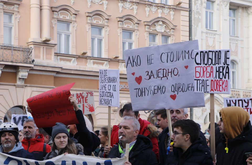 Novosadski studenti ispred Gradske kuće organizuju praćenje izbora u Kosjeriću i Zaječaru