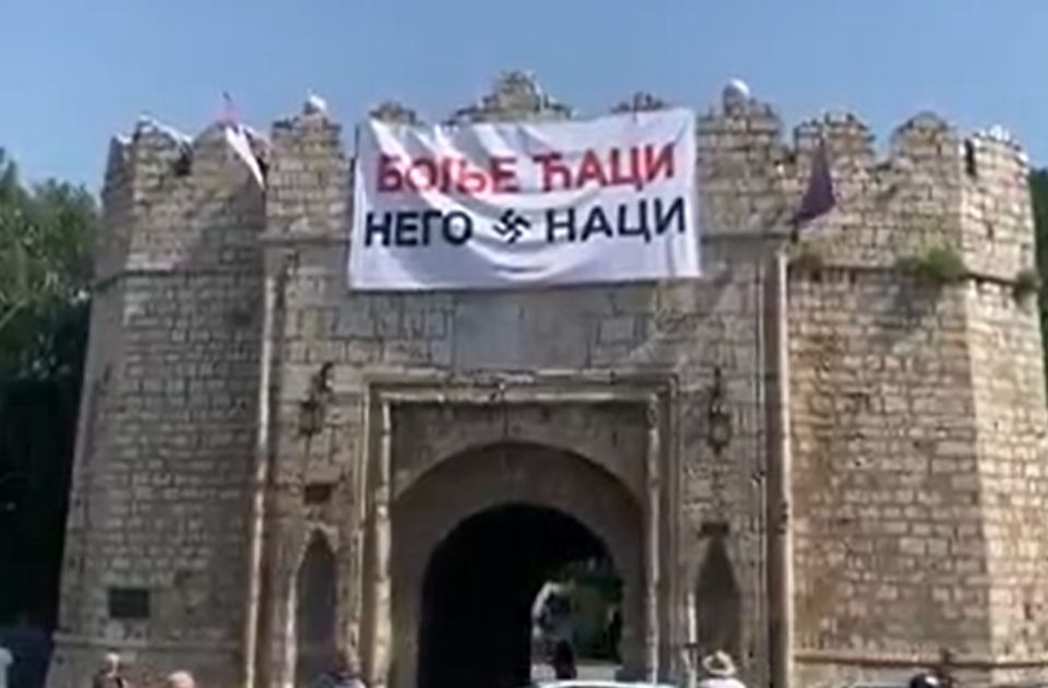 VIDEO: Transparent sa kukastim krstom i natpisom "Bolje ćaci nego naci" jutros na niškoj Tvrđavi