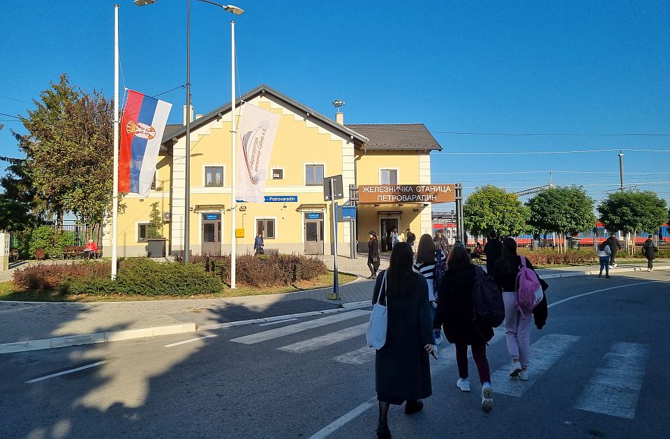 Gubljenje vremena u Petrovaradinu: Desant na šalter Gubljenje vremena u Petrovaradinu: Desant na šalter