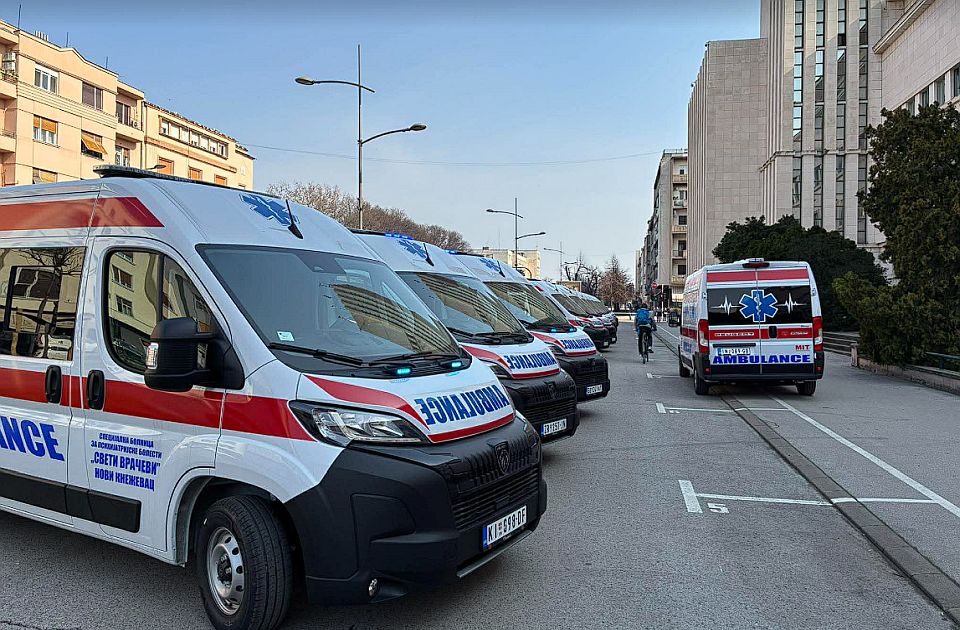 Uručivanje ambulantnih vozila kod Banovine, rotacije zbunile građane