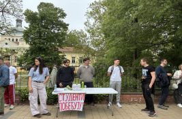 VIDEO: Studenti dele nalepnice u Novom Sadu, pored njih štandovi SNS-a