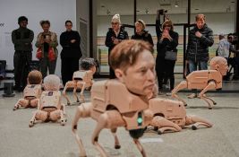 VIDEO: Robotski psi sa likovima poznatih ličnosti tumaraju po muzeju u Berlinu, ponekad 