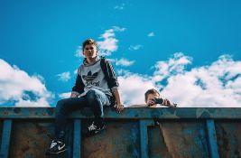 EU optužuje kompaniju Meta da ne sprečava deci mlađoj od 13 godina pristup Fejsbuku i Instagramu 