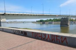 VIDEO: Zborovi građana Novog Sada prekrečili poruke mržnje na Keju žrtava racije