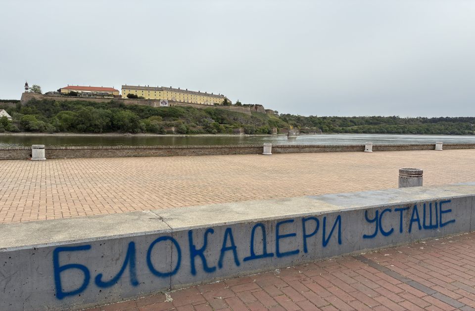FOTO: Kej žrtava racije ponovo išaran porukama mržnje prema studentima