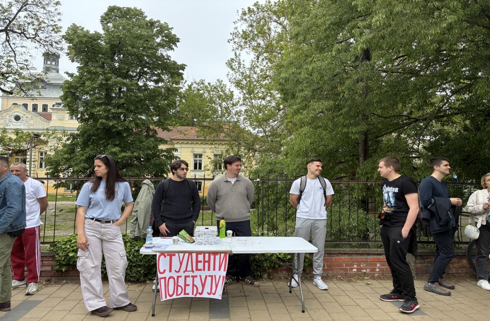 VIDEO: Studenti dele nalepnice u Novom Sadu, pored njih štandovi SNS-a