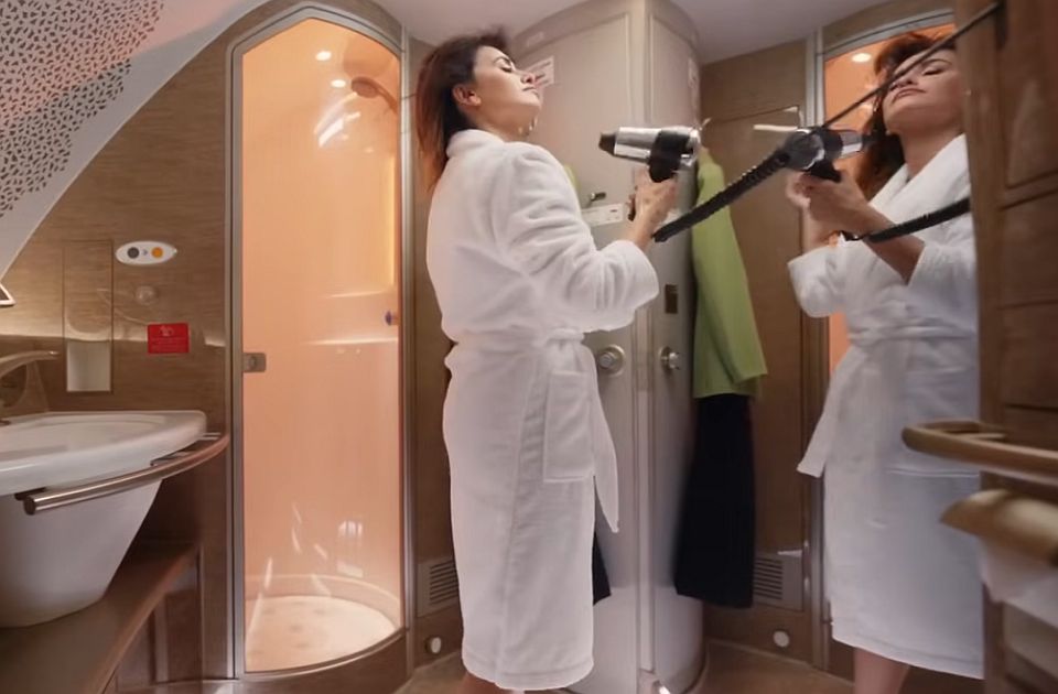 VIDEO: "Emirates" uskoro uvode privatna kupatila za putnike na letovima u prvoj klasi