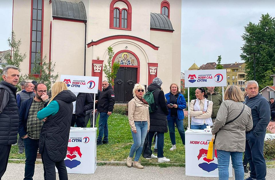FOTO: "Studenti pobeđuju" spram štandova naprednjaka na Novom naselju