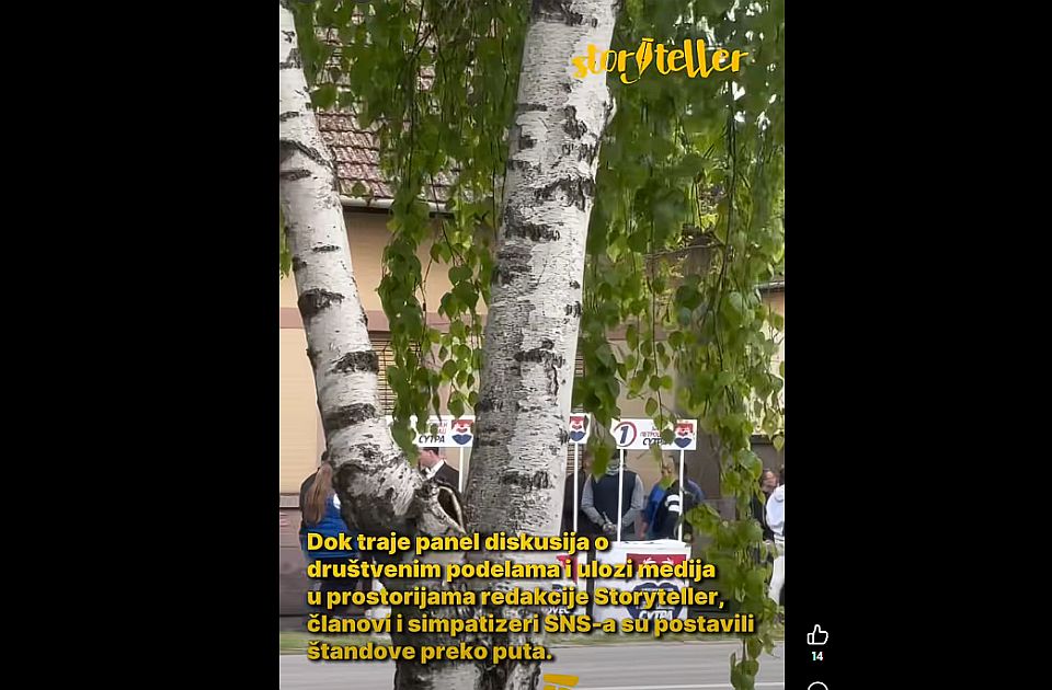 VIDEO: Naprednjaci se okupili kod redakcije Storytellera u Kulpinu dok je trajao panel o ulozi medija