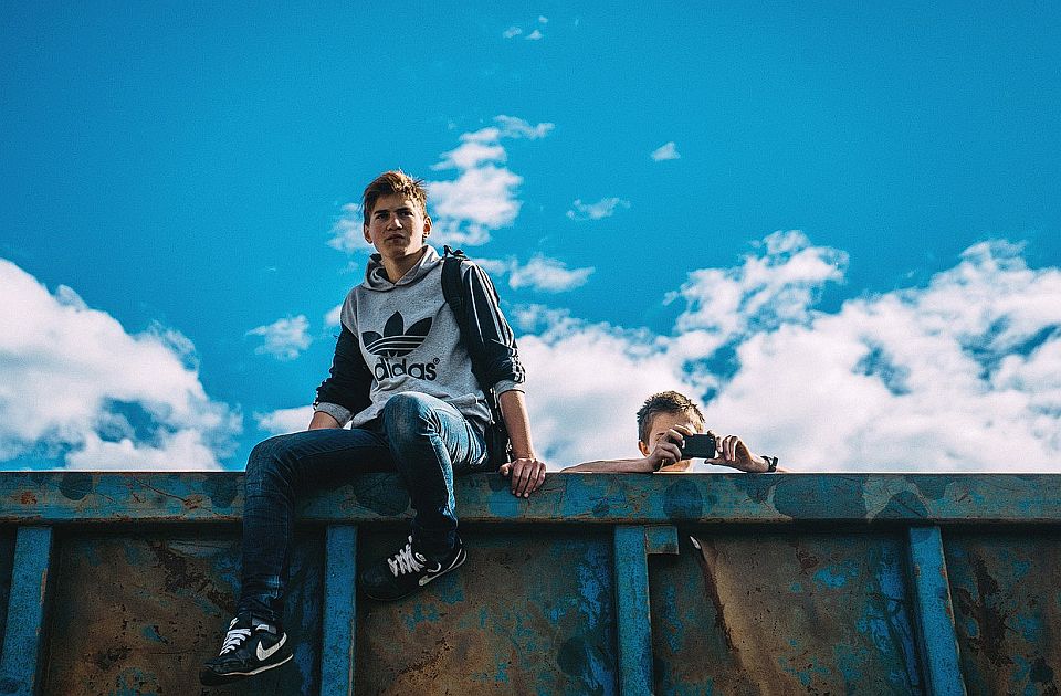 EU optužuje kompaniju Meta da ne sprečava deci mlađoj od 13 godina pristup Fejsbuku i Instagramu 