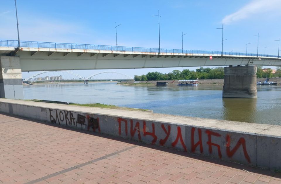 VIDEO: Zborovi građana Novog Sada prekrečili poruke mržnje na Keju žrtava racije