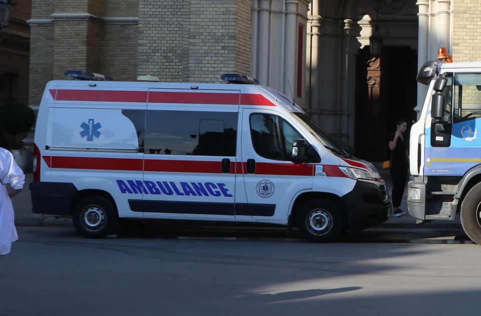 Povređen biciklista na parkingu BIG-a i žena nakon što je auto udario u zid Vojne bolnice