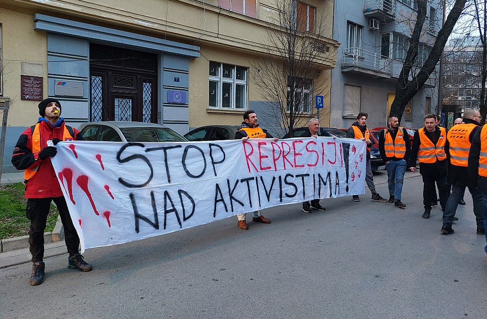 FOTO, VIDEO: Održan protest ispred Gradskog odbora SNS-a