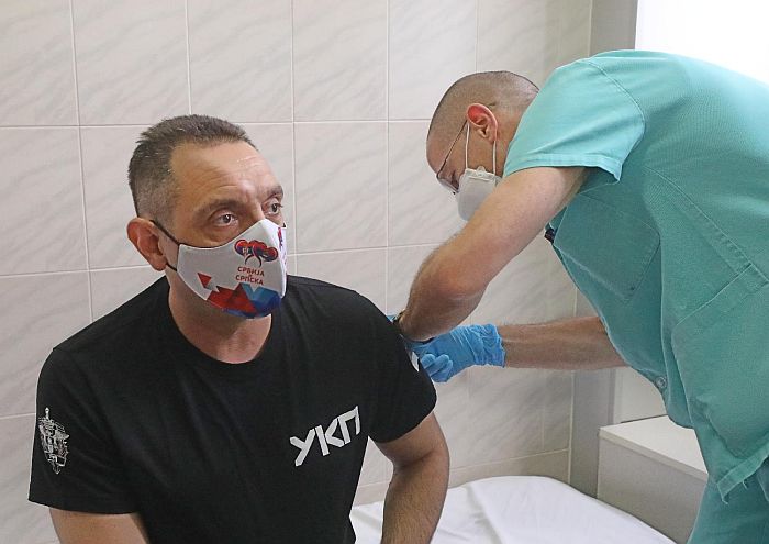 FOTO: Dačić, Vulin i Đerlek primili rusku vakcinu protiv kovida