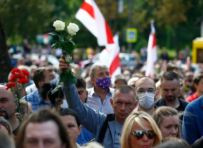 VIDEO: Desetine hiljada na protestu u centru Minska, privedeno oko 250 ljudi