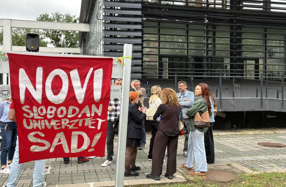 VIDEO Senat odlučuje o izboru u zvanje profesora Mihića: Ispred Rektorata kolege, studenti i građani