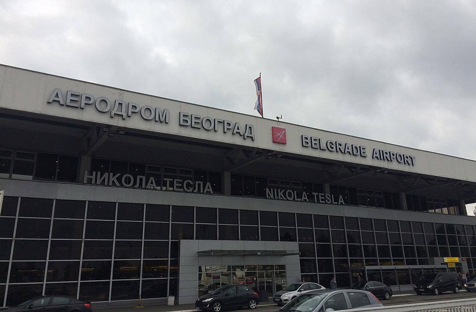 Oko 30 državljana Crne Gore zadržano sinoć na beogradskom aerodromu