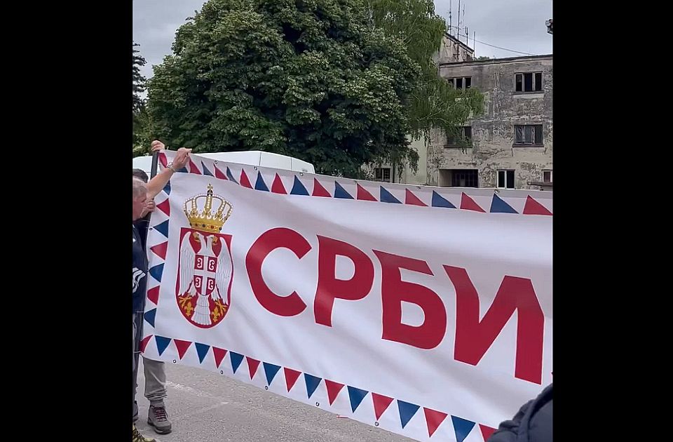 VIDEO: Ćaciji okružili novosadske studente u Karavukovu