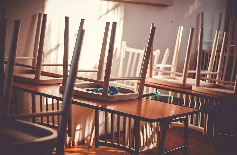 Radnik Doma omladine dobio otkaz nakon pozajmljivanja stolica studentima za tribinu u Kragujevcu